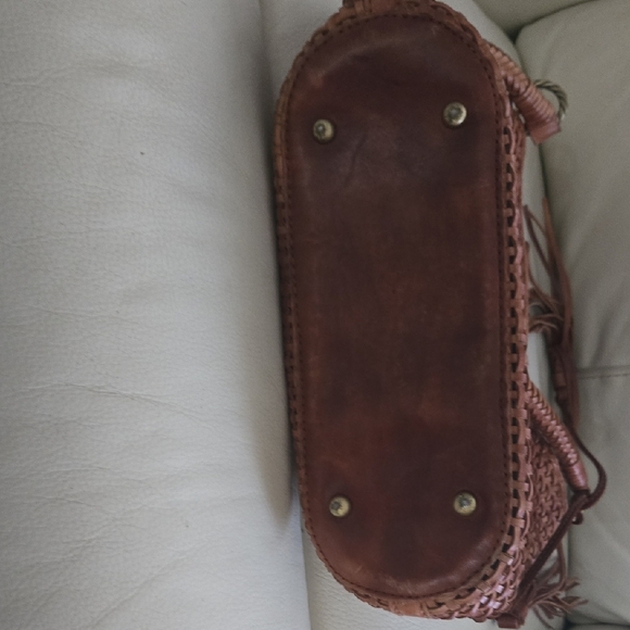 Elegant Brown Woven Handbag - Picture 14 of 15